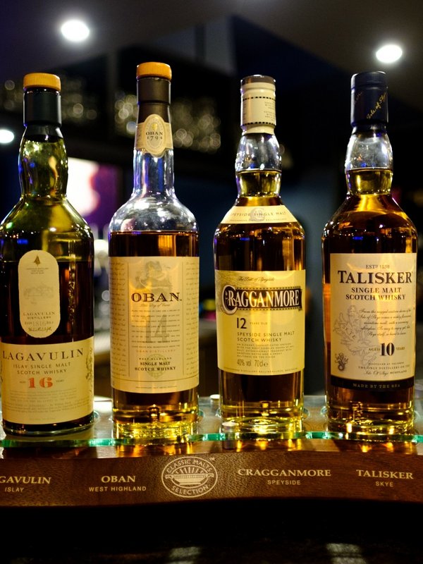 Eine Auswahl edler Whisky-Flaschen, ansprechend präsentiert an der Bar des Hotels Vier Jahreszeiten am Schluchsee.