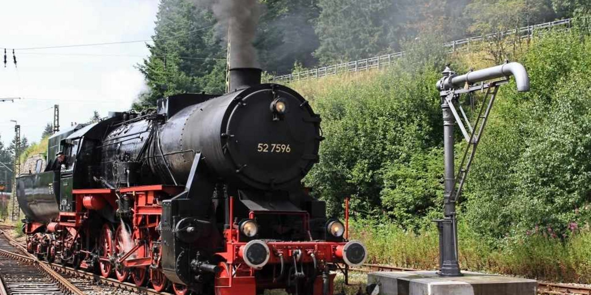 Eine majestätische Dampflokomotive unter Dampf auf den Schienen im Schwarzwald.