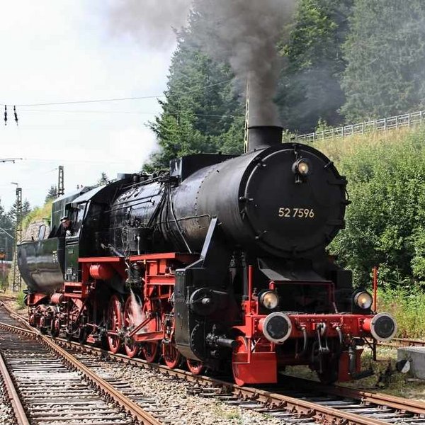 Eine majestätische Dampflokomotive unter Dampf auf den Schienen im Schwarzwald.