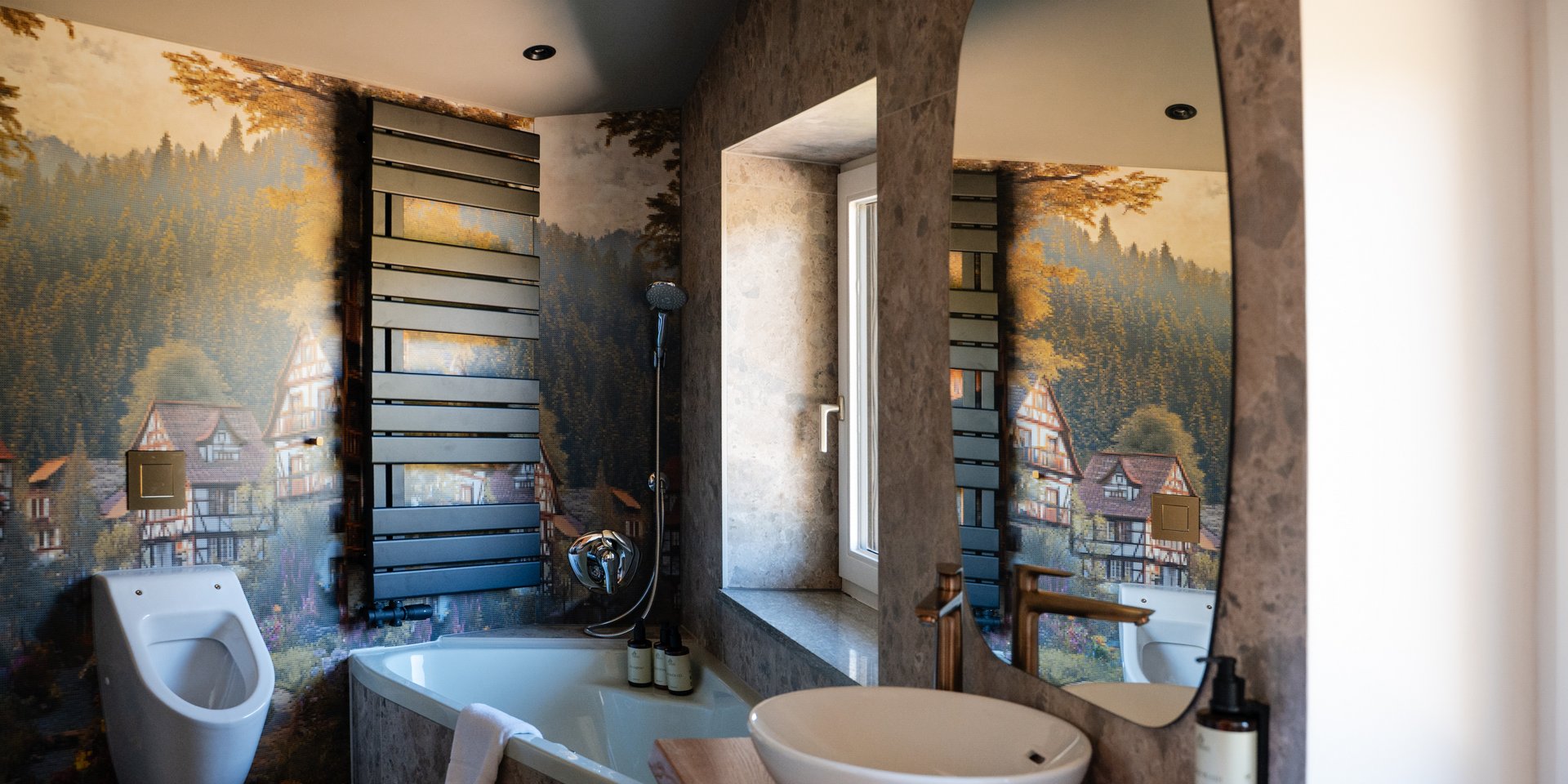 Badezimmer mit Wanne in der Familiensuite
