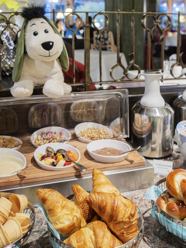 Reichhaltiges Frühstücksbuffet mit frischen Backwaren, Säften und Obst im Hotel Vier Jahreszeiten am Schluchsee.