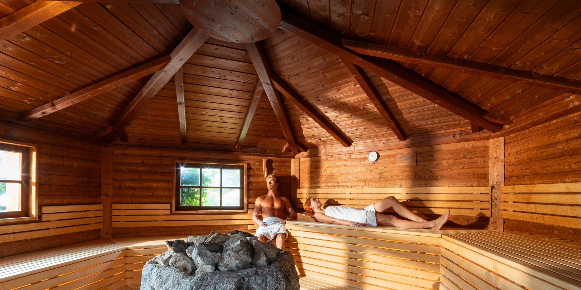 Blick in die großzügige Schwarzwald-Sauna des Hotels während eines entspannenden Aufgusses.