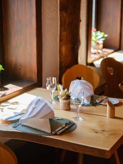 Lichtdurchfluteter Fensterplatz mit herrlicher Aussicht und alpiner Dekoration im Hotel Vier Jahreszeiten am Schluchsee.