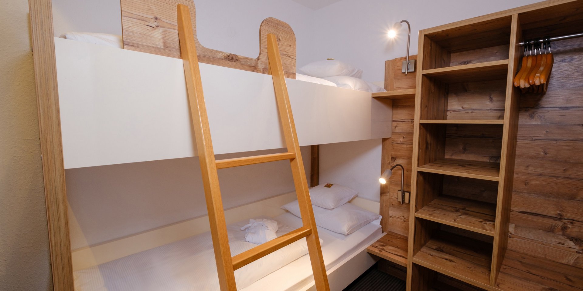 Separater Schlafbereich für Kinder mit einem stabilen Etagenbett aus Naturholz.