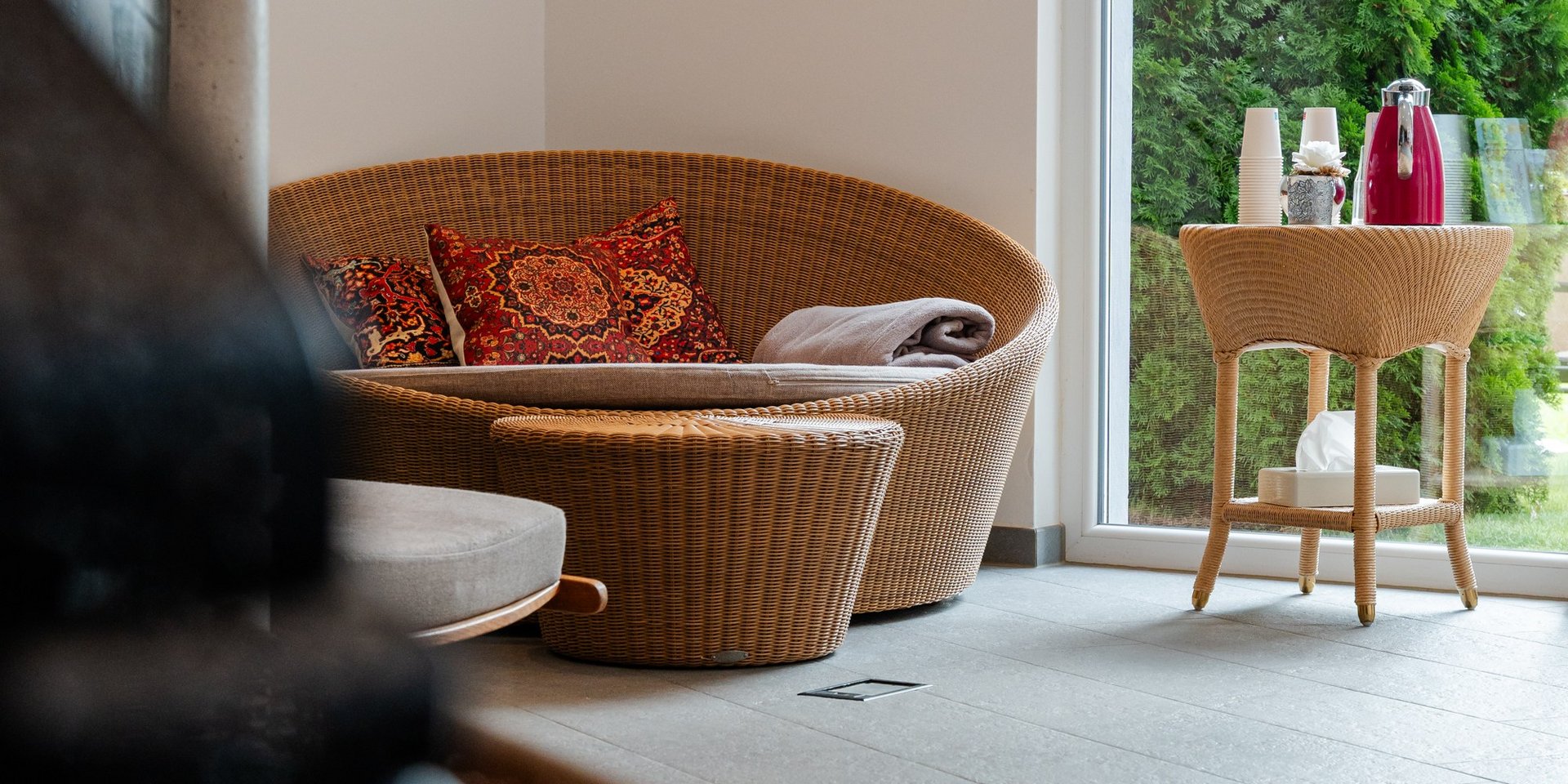 Heller Behandlungsraum für Massagen und Wellnessanwendungen im Hotel Vier Jahreszeiten im Schwarzwald.