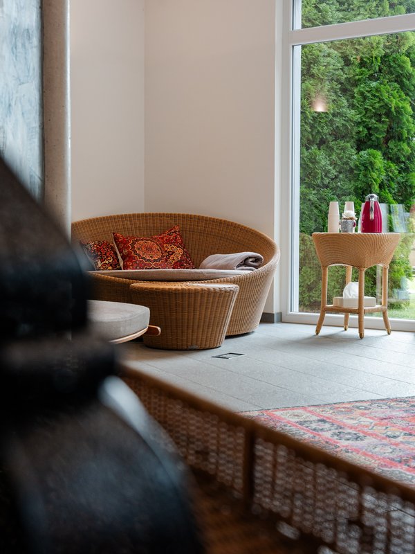 Heller Behandlungsraum für Massagen und Wellnessanwendungen im Hotel Vier Jahreszeiten im Schwarzwald.