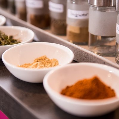 Verschiedene Pulvergewürze in weißen Schalen für die ayurvedische Küche im Hotel Vier Jahreszeiten am Schluchsee.