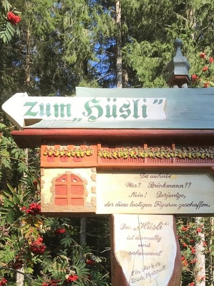 Wegweiser zu den verschiedenen Stationen des Natur-Lernpfads im Schlüwana Park.