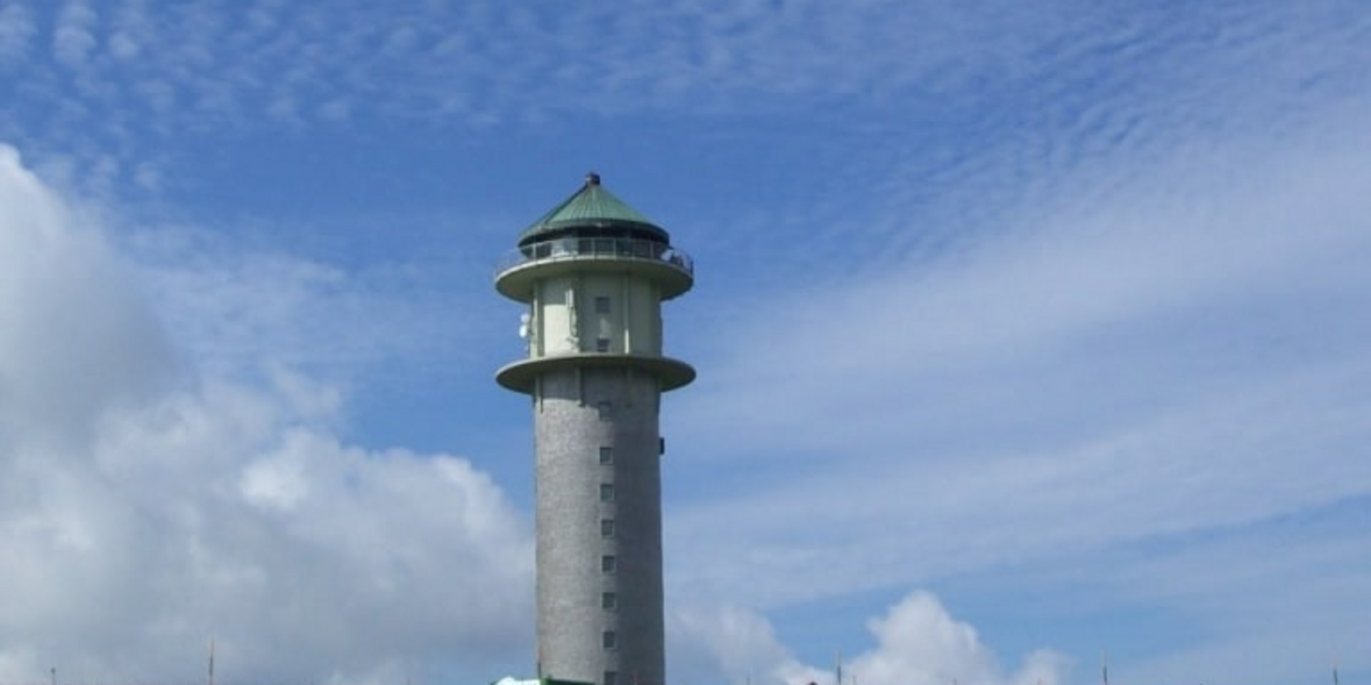 Der Feldbergturm auf dem Gipfel des Feldbergs im Schwarzwald unter blauem Himmel.