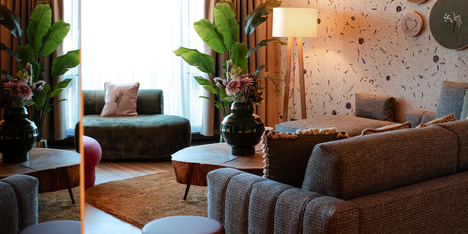 Blick in den Wohnbereich mit großzügiger Couch in Richtung Fensterfront