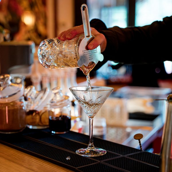 Frische Minze und Zutaten werden für einen Cocktail an der Bar des Hotels Vier Jahreszeiten am Schluchsee vorbereitet.