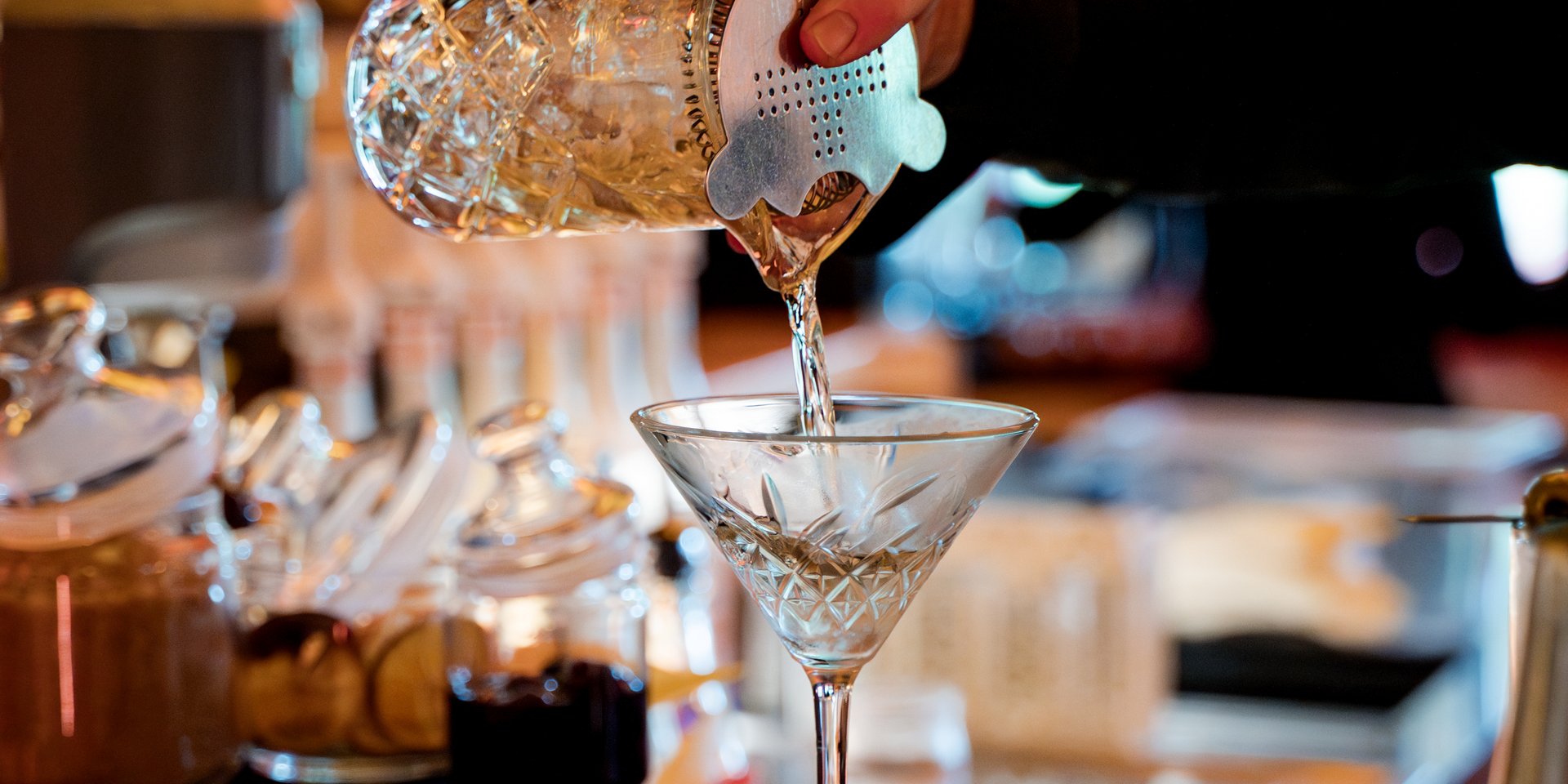 Frische Minze und Zutaten werden für einen Cocktail an der Bar des Hotels Vier Jahreszeiten am Schluchsee vorbereitet.