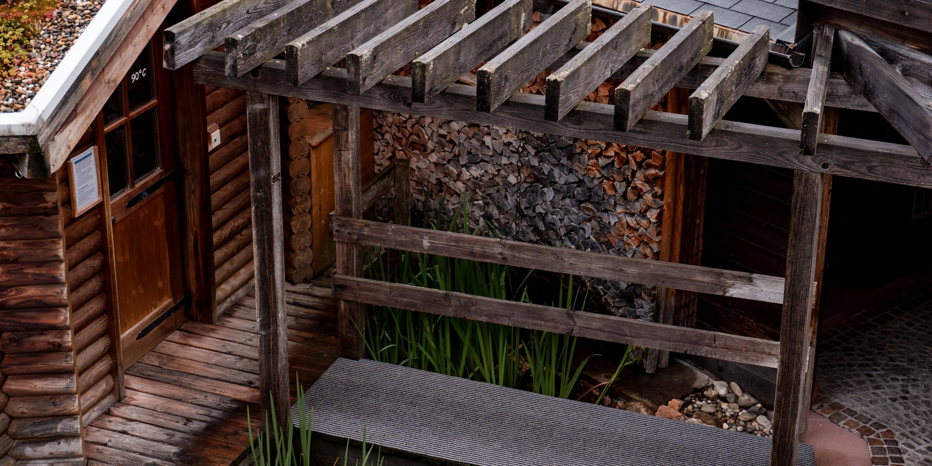 Blick auf den japanisch inspirierten Gartenbereich mit Teich im Wellness-Außenbereich des Hotels.