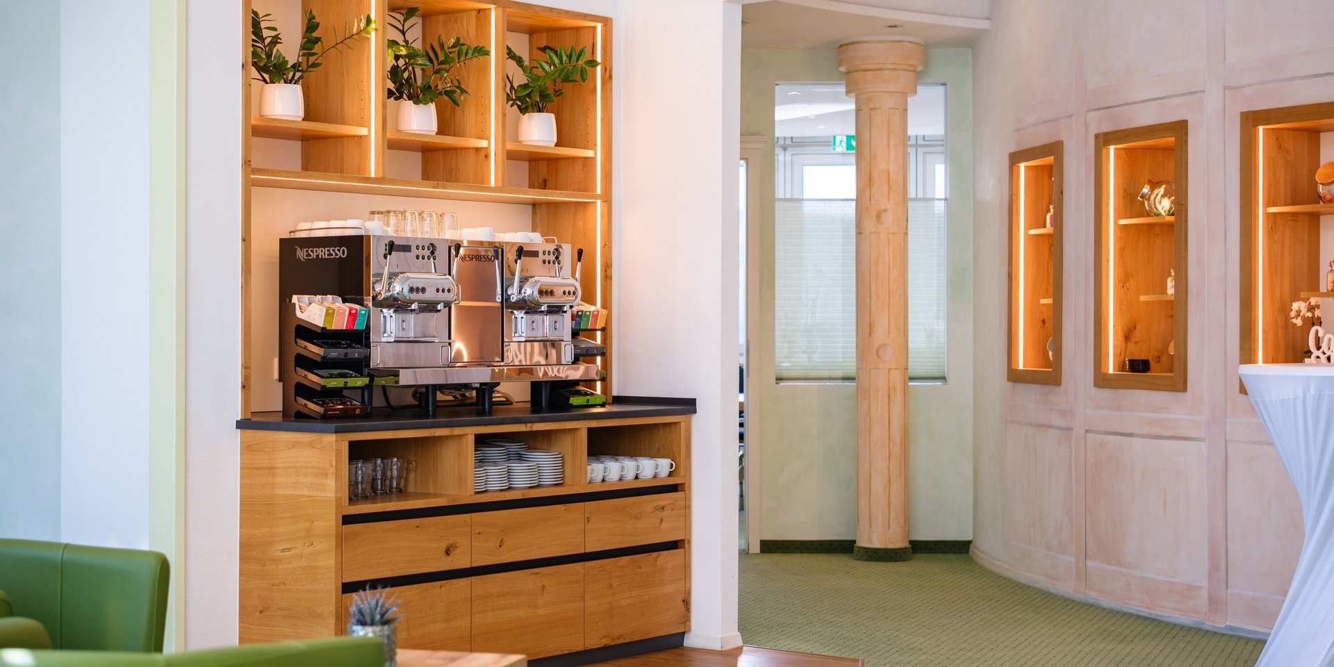 Blick auf die hoteleigene Kaffeebar und den hellen Foyer-Bereich im Hotel Vier Jahreszeiten am Schluchsee.