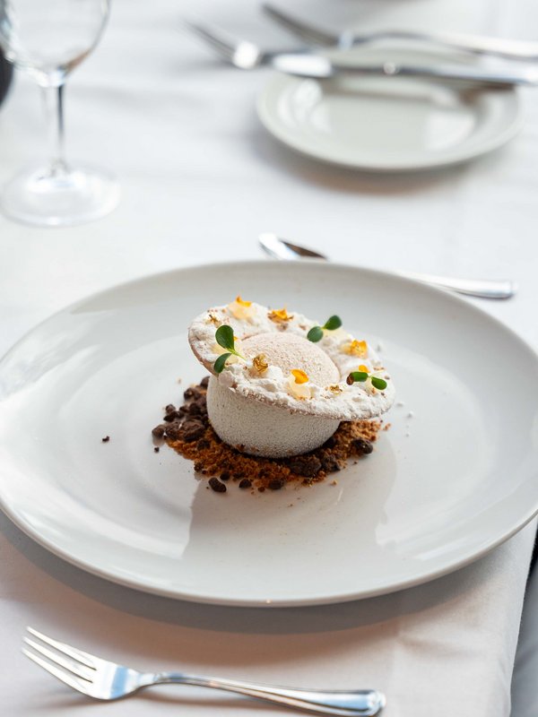 Dessert-Kreation auf weißem Porzellan, serviert im Panorama-Restaurant am Schluchsee.