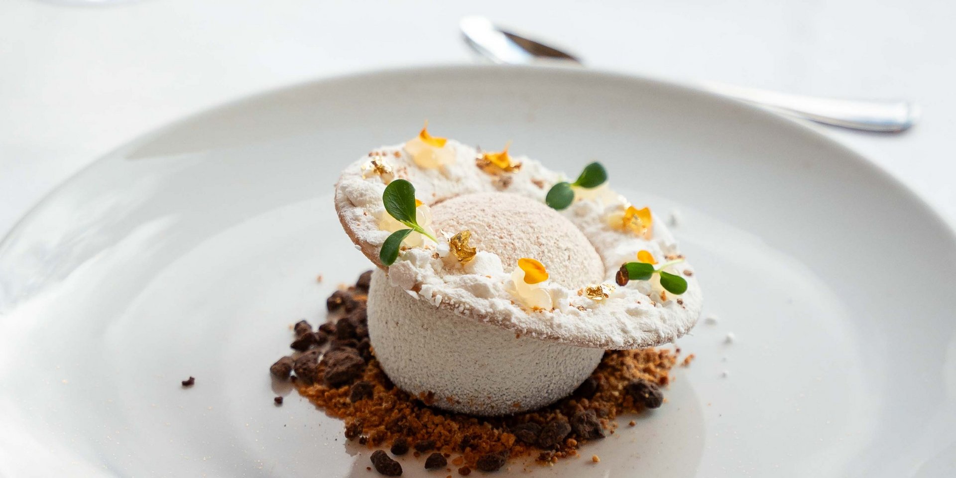 Dessert-Kreation auf weißem Porzellan, serviert im Panorama-Restaurant am Schluchsee.