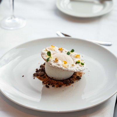 Dessert-Kreation auf weißem Porzellan, serviert im Panorama-Restaurant am Schluchsee.
