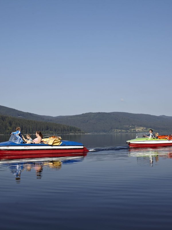 Freizeitspaß auf dem Schluchsee: Tretbootfahren vor der Schwarzwald-Kulisse.