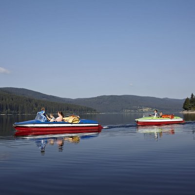 Freizeitspaß auf dem Schluchsee: Tretbootfahren vor der Schwarzwald-Kulisse.