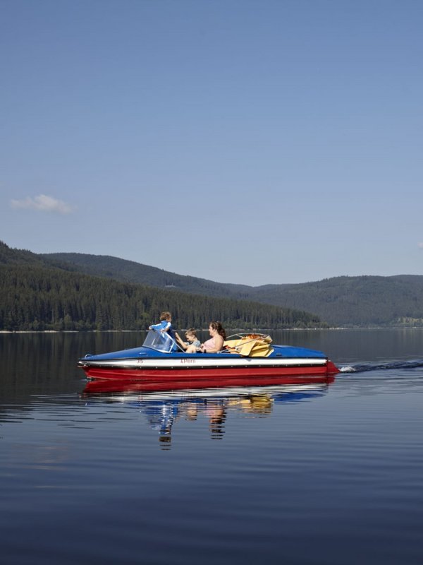 Freizeitspaß auf dem Schluchsee: Tretbootfahren vor der Schwarzwald-Kulisse.