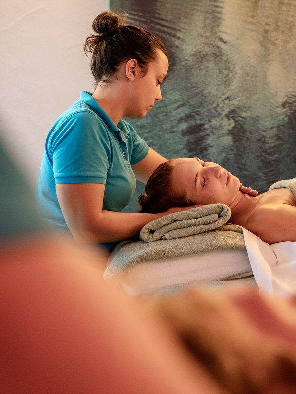 Eine wohltuende Gesichtsmassage sorgt für tiefe Erholung im Hotel Vier Jahreszeiten im Schwarzwald.