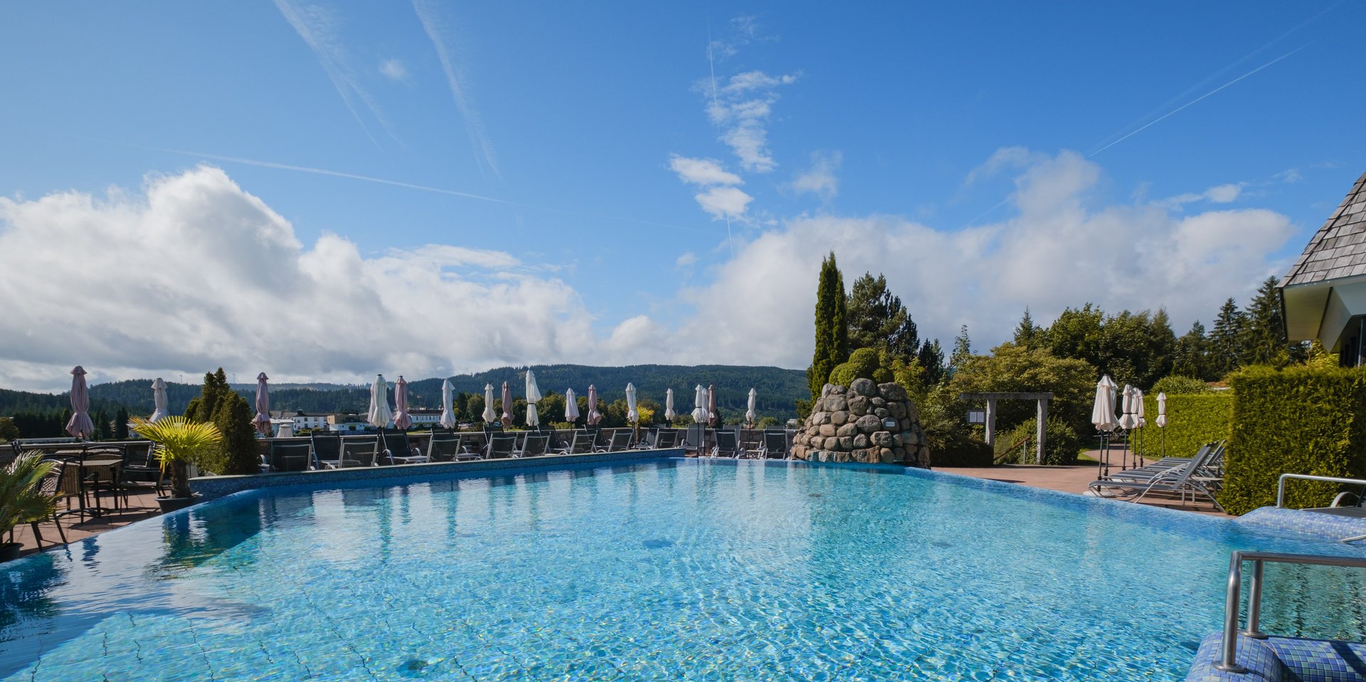 Panorama-Ansicht des Außenbereichs der Wasserwelt im Hotel Vier Jahreszeiten am Schluchsee.