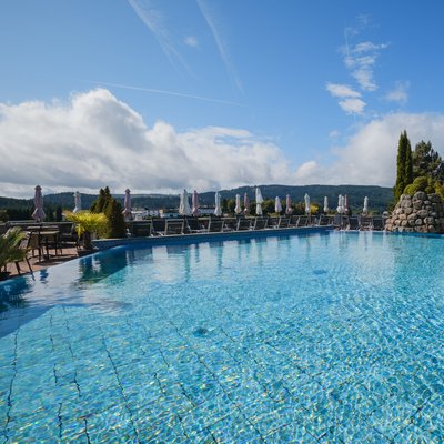 Panorama-Ansicht des Außenbereichs der Wasserwelt im Hotel Vier Jahreszeiten am Schluchsee.