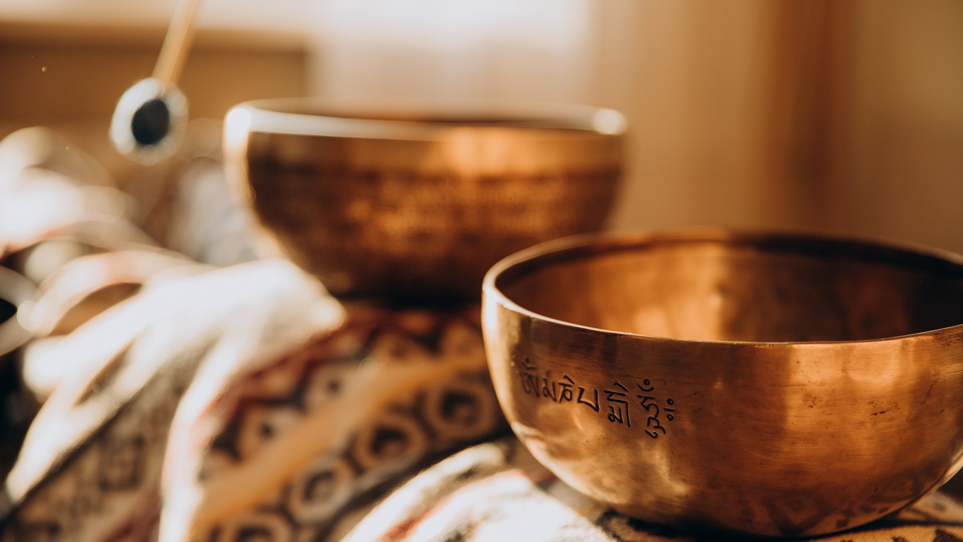 Zwei Klangschalen auf einer Decke