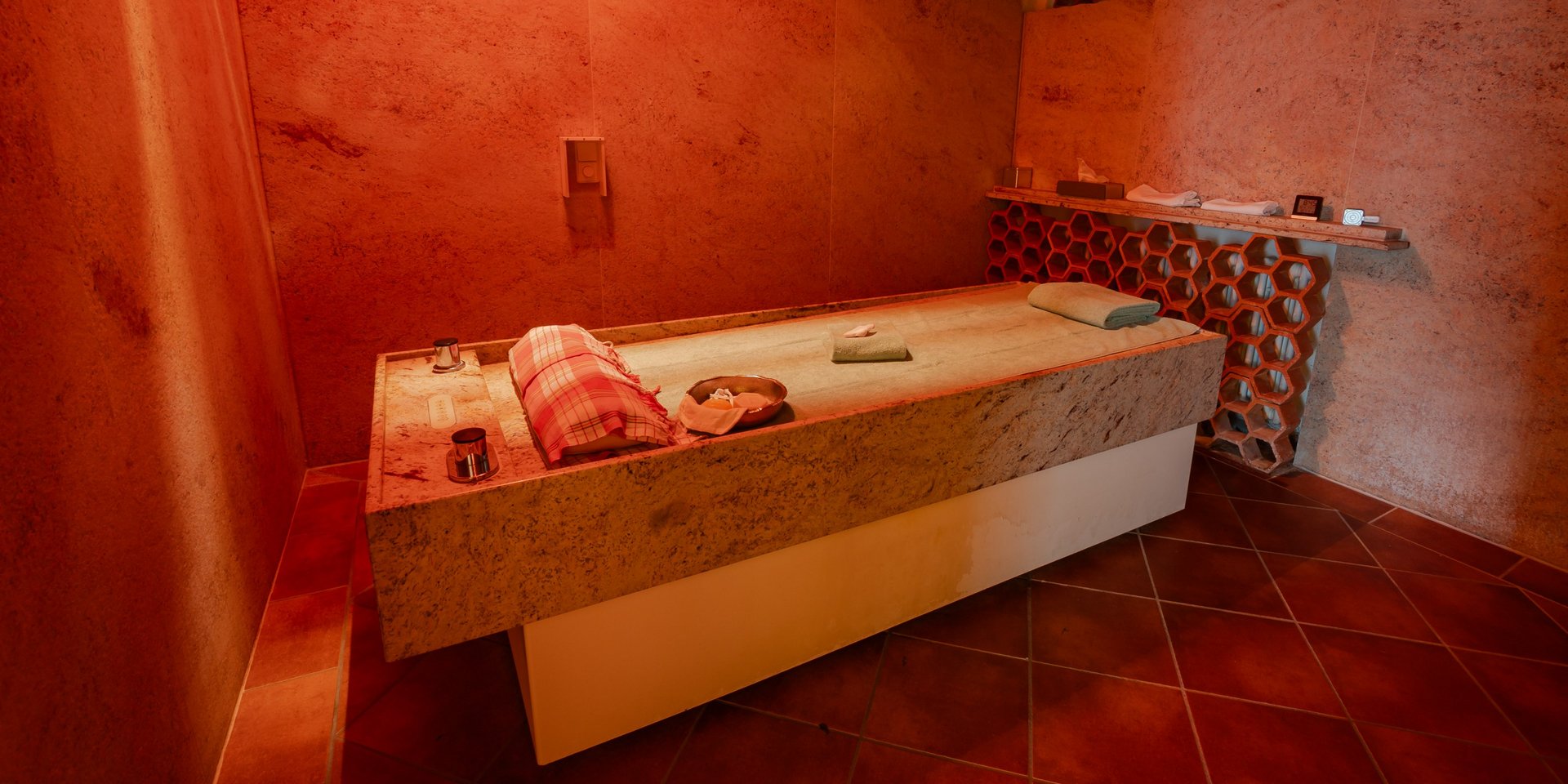 Ein heller Behandlungsraum für Wellness-Anwendungen im Hotel Vier Jahreszeiten am Schluchsee.