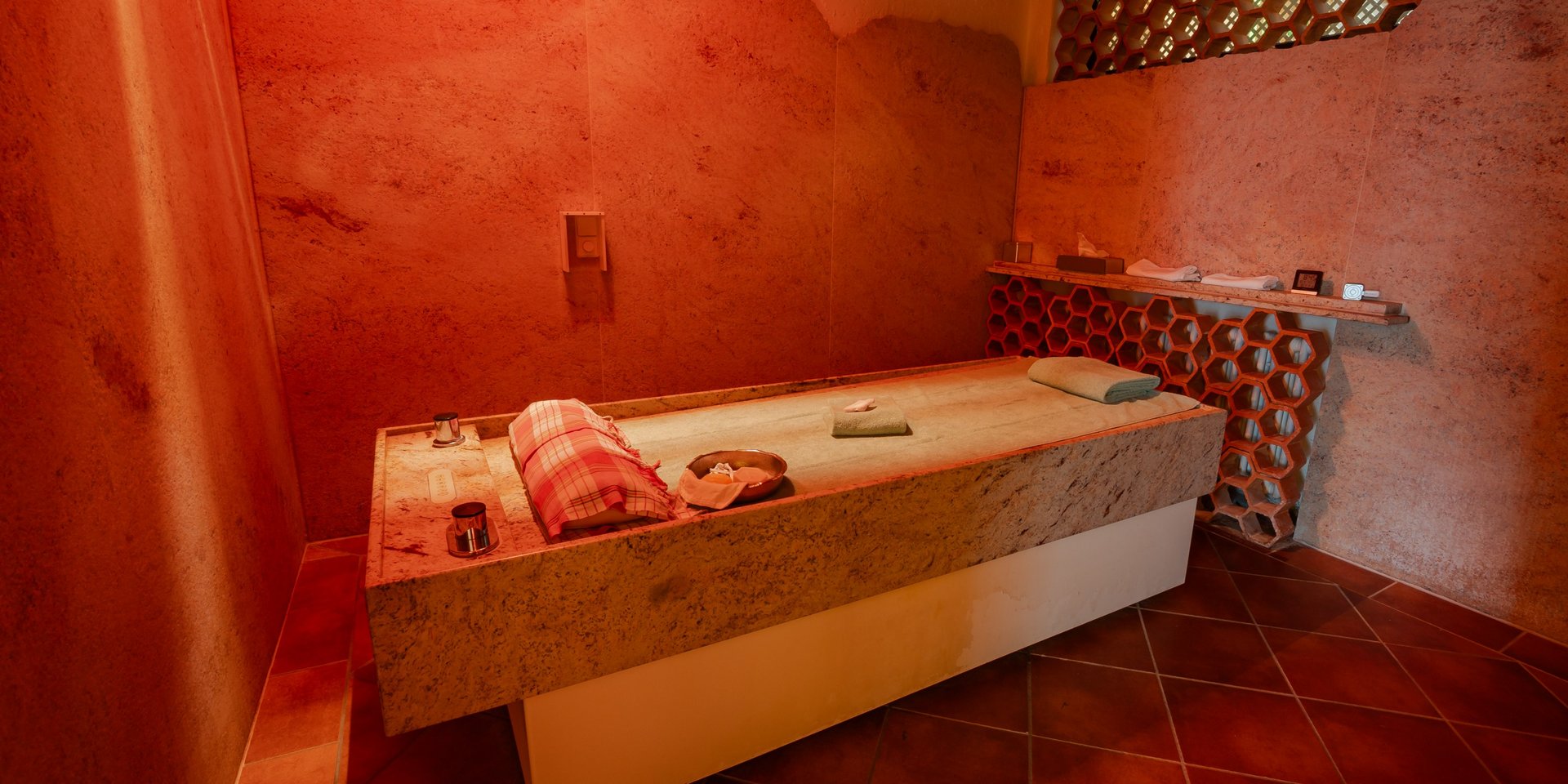 Ein heller Behandlungsraum für Wellness-Anwendungen im Hotel Vier Jahreszeiten am Schluchsee.