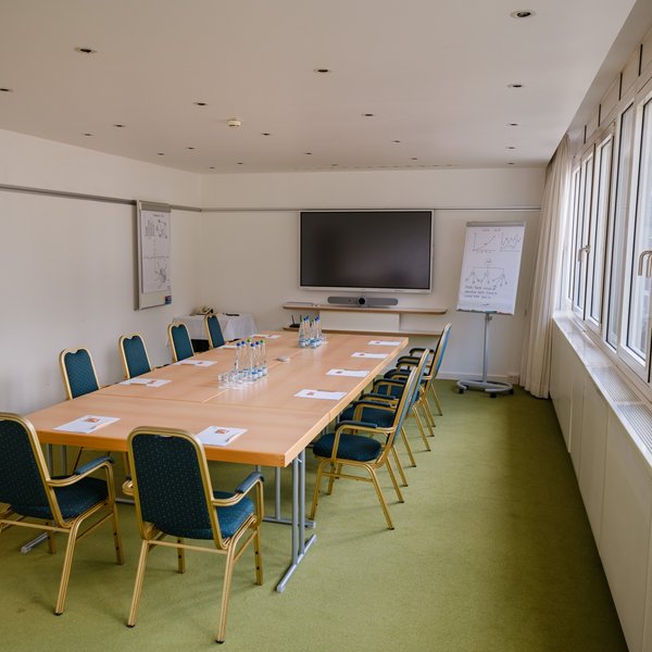 Moderner Tagungsraum Frühling mit parlamentarischer Bestuhlung und viel Tageslicht im Hotel Vier Jahreszeiten im Schwarzwald.