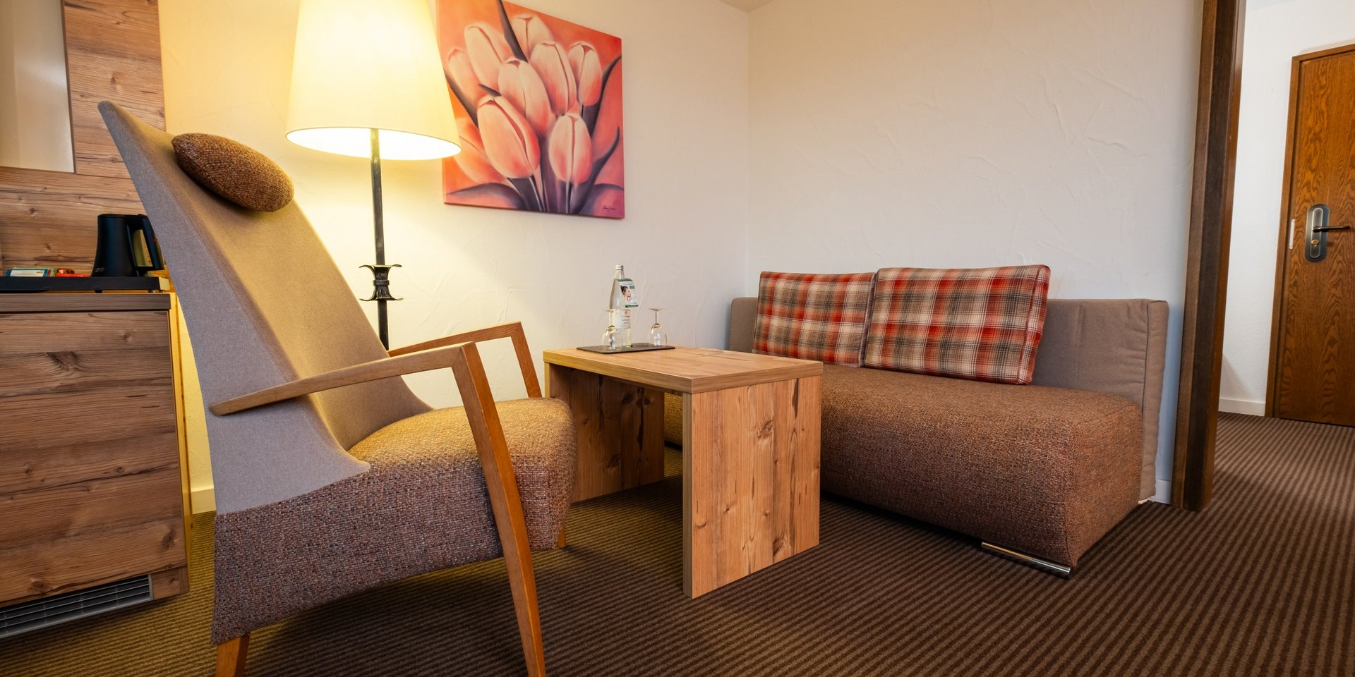 Bequemes Sofa und Sessel zum Entspannen im Hotel Vier Jahreszeiten am Schluchsee.