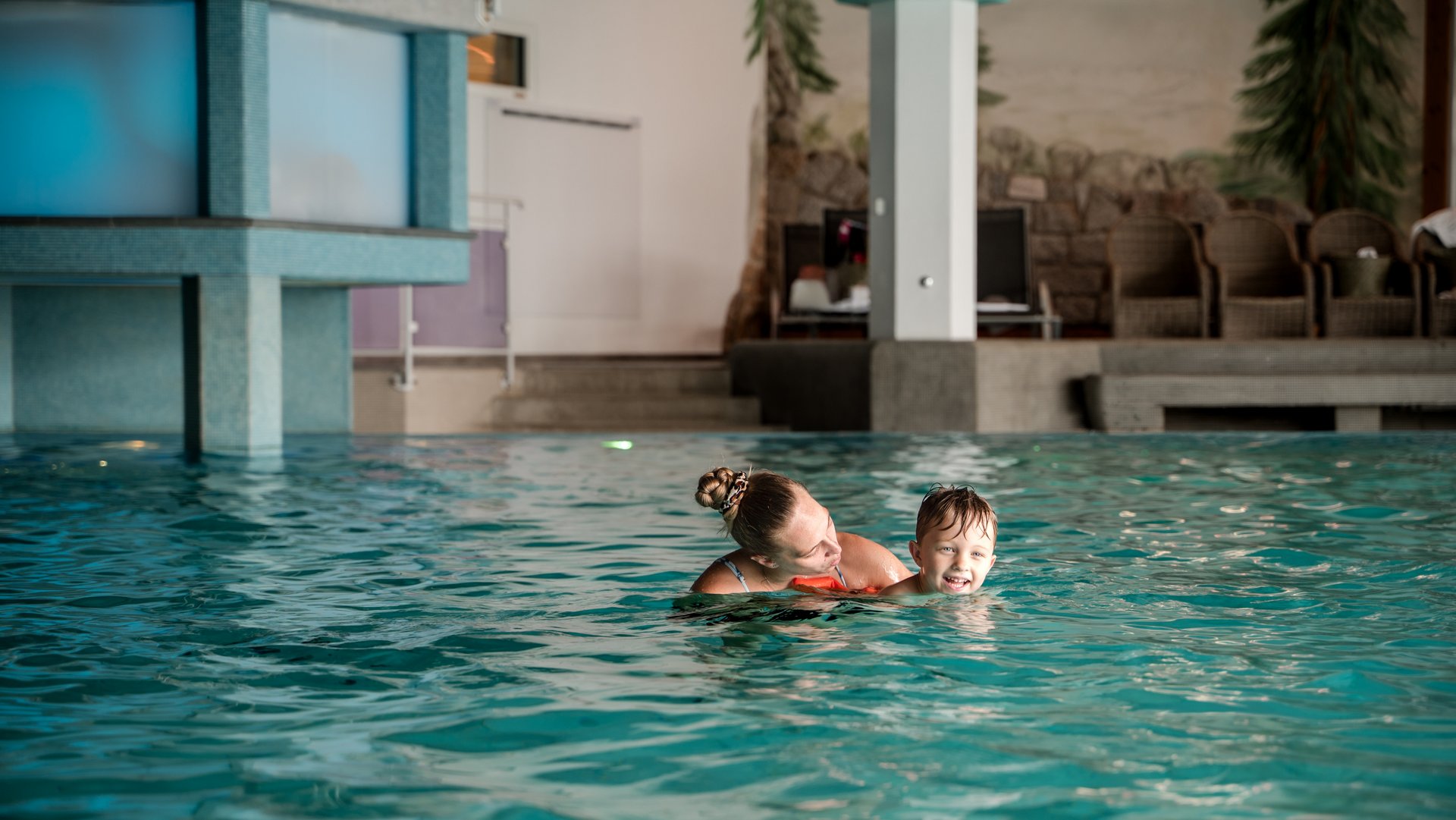 Schwimmtrainerin bringt einem Kind das Schwimmen bei