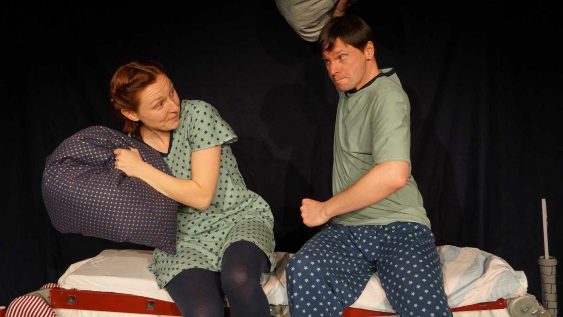 Schauspielerin und Schauspieler bei Kissenschlacht