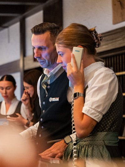 Das Rezeptionsteam bei der gemeinsamen Abstimmung am Counter im Hotel Vier Jahreszeiten am Schluchsee.