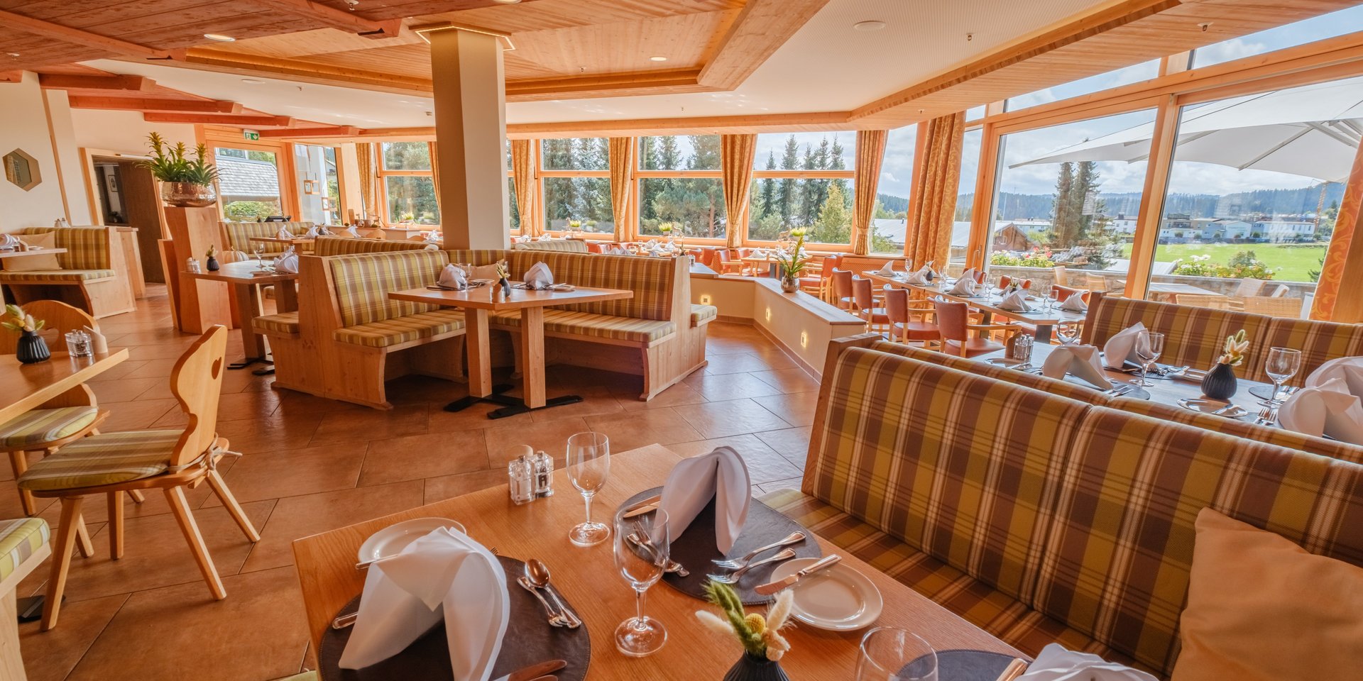 Traditionelles Ambiente mit gemütlichen Sitzecken und rustikalem Charme im Hotel Vier Jahreszeiten am Schluchsee.