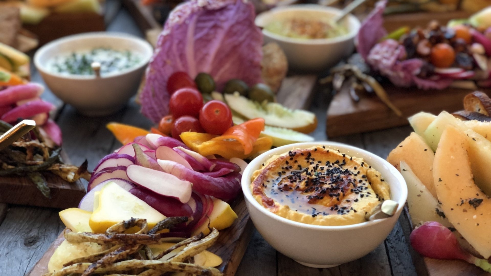 Reichhaltig gedeckter Tisch mit verschiedenen ayurvedischen Speisen und Gewürzen im Hotel Vier Jahreszeiten.