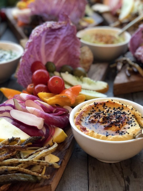 Reichhaltig gedeckter Tisch mit verschiedenen ayurvedischen Speisen und Gewürzen im Hotel Vier Jahreszeiten.