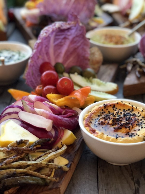 Reichhaltig gedeckter Tisch mit verschiedenen ayurvedischen Speisen und Gewürzen im Hotel Vier Jahreszeiten.