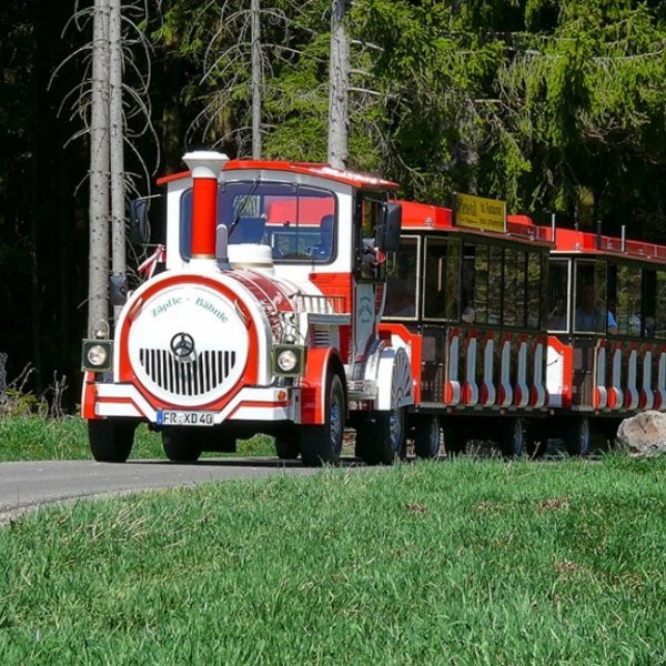 Die rote „Zäpfle-Bahn“ – ein touristischer Ausflugszug für Rundfahrten im Schwarzwald.