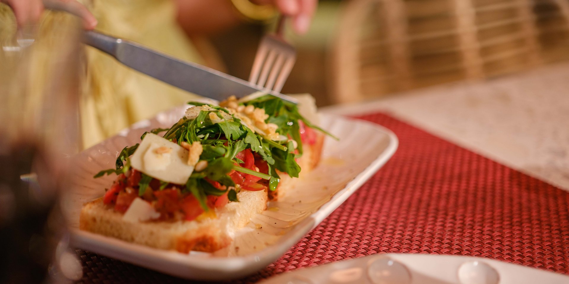 Detailaufnahme eines mediterranen Gerichts, das am Tisch im Hotel Vier Jahreszeiten am Schluchsee serviert wird.