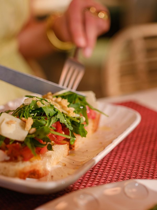 Detailaufnahme eines mediterranen Gerichts, das am Tisch im Hotel Vier Jahreszeiten am Schluchsee serviert wird.