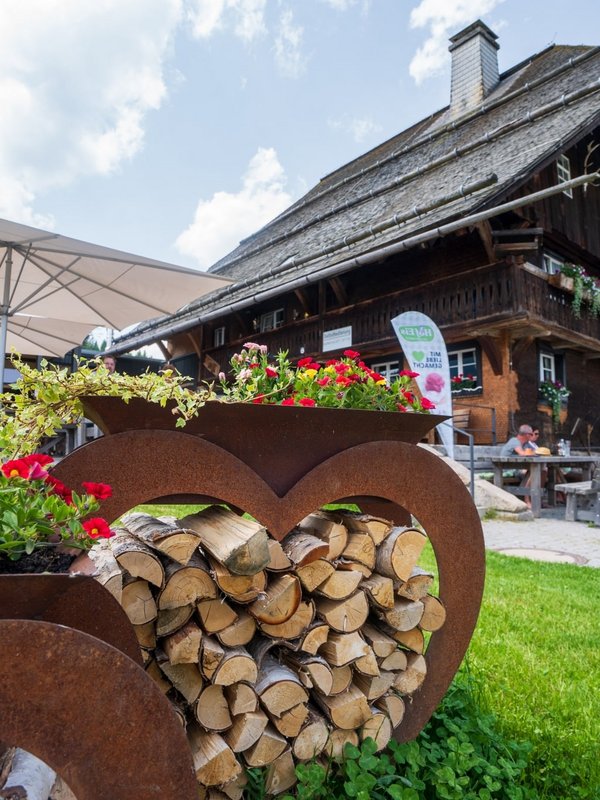 Die sonnige Terrasse der Vesperstube Unterkrummenhof direkt am Schluchsee im Schwarzwald.
