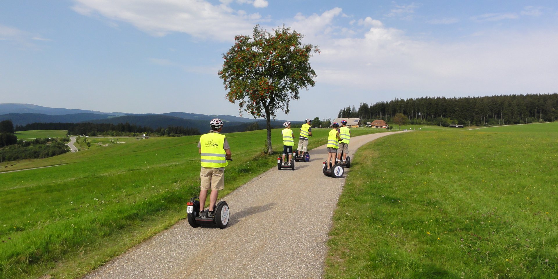 Segway fahrt auf einem Weg vorbei an Wiesen - Schwarzwaldgaudi