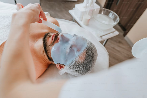 Gesichtsbehandlung für einen Herrn als Teil des speziellen Beauty-Programms.