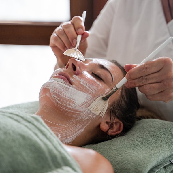 Kosmetische Gesichtsbehandlung der Haut durch eine Expertin im Spa-Bereich des Hotels Vier Jahreszeiten am Schluchsee.