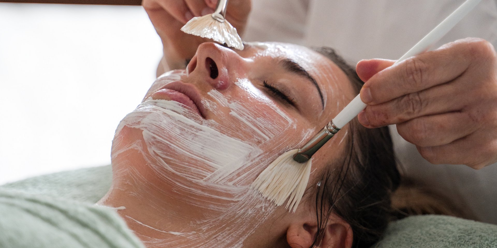 Kosmetische Gesichtsbehandlung der Haut durch eine Expertin im Spa-Bereich des Hotels Vier Jahreszeiten am Schluchsee.