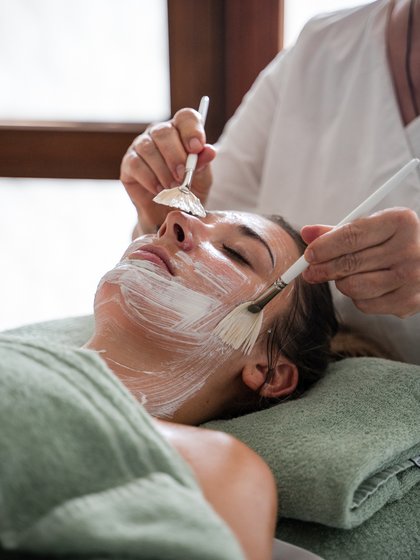 Kosmetische Gesichtsbehandlung der Haut durch eine Expertin im Spa-Bereich des Hotels Vier Jahreszeiten am Schluchsee.