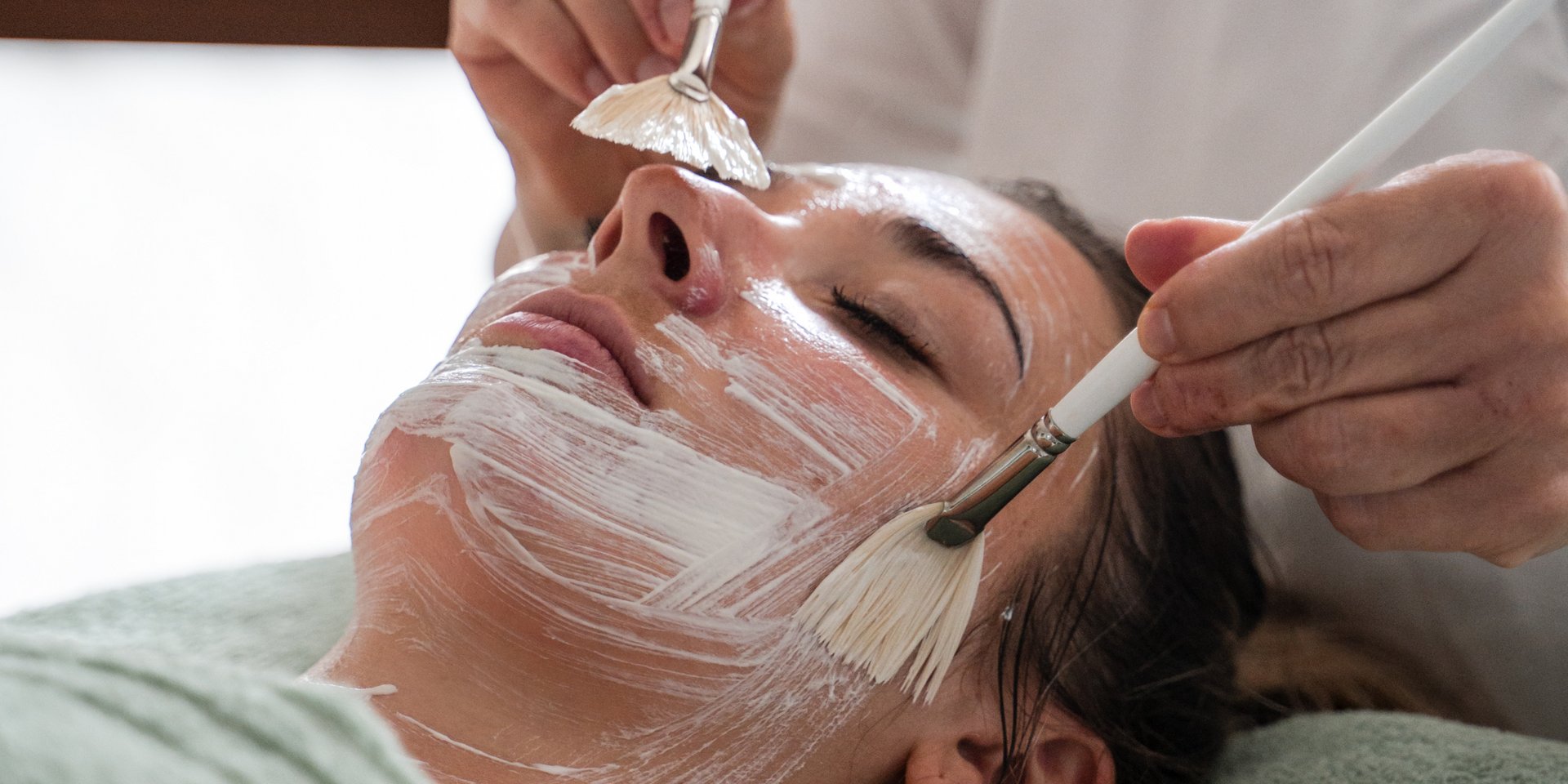 Kosmetische Gesichtsbehandlung der Haut durch eine Expertin im Spa-Bereich des Hotels Vier Jahreszeiten am Schluchsee.