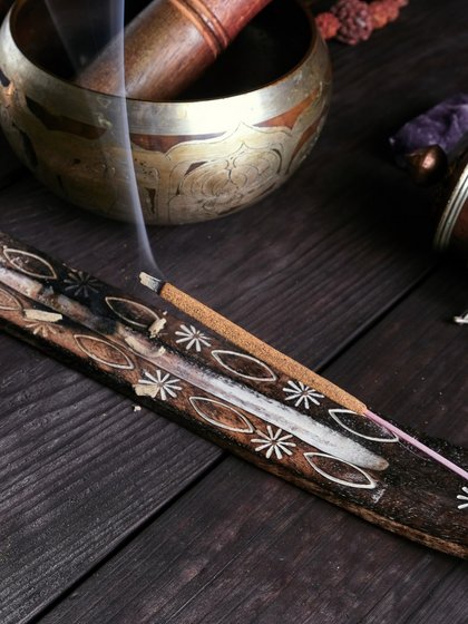 Ein rituelles Set mit Klangschale und Räucherstäbchen für meditative Anwendungen im Wellnessbereich.